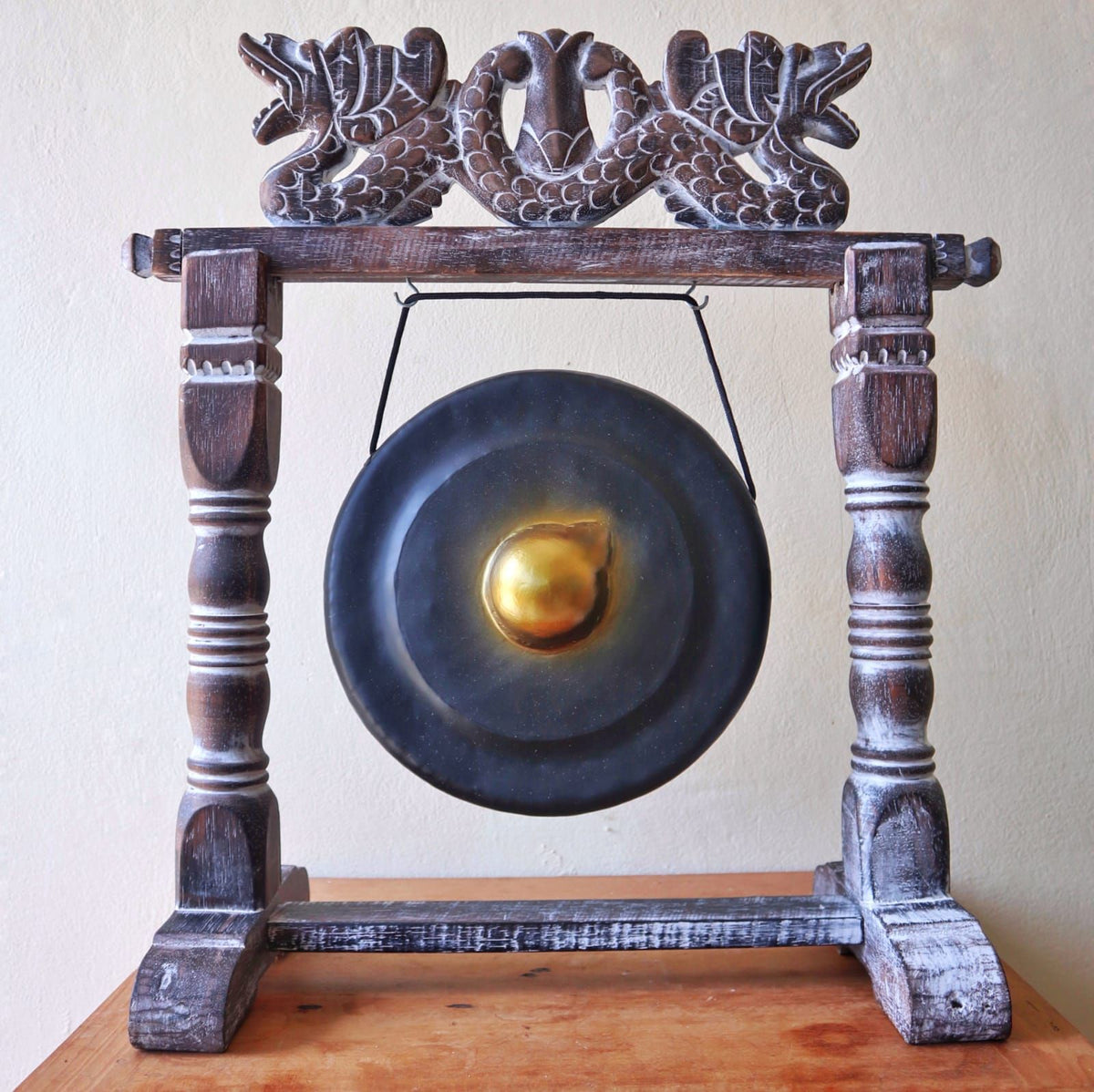 Gong artisanal noir et doré de 25 cm sur support en bois sculpté, fabriqué à la main à Bali – Ozora Création.