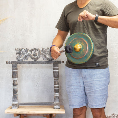 Gong artisanal vert délavé et doré de 25 cm sur support en bois sculpté, fabriqué à la main à Bali – Ozora Création