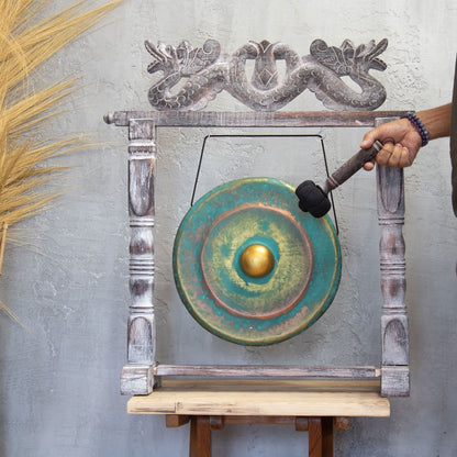 Gong artisanal vert délavé et doré de 35 cm sur support en bois d’Albasia sculpté, fabriqué à la main en Indonésie – Ozora Création