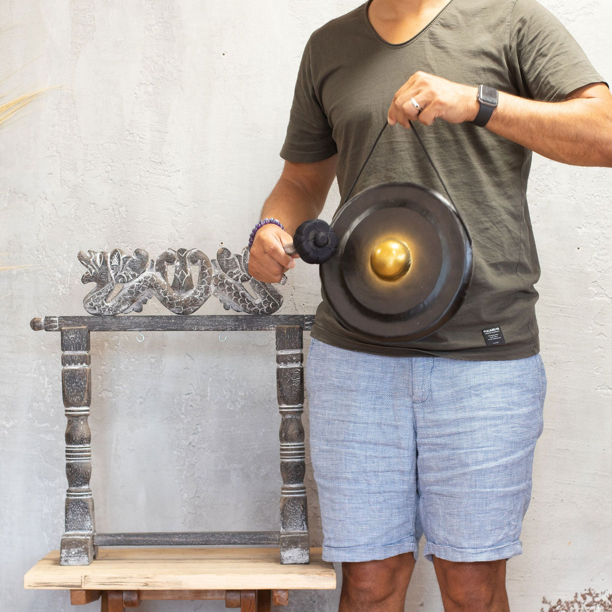 Gong artisanal noir et doré de 25 cm sur support en bois sculpté, fabriqué à la main à Bali – Ozora Création.