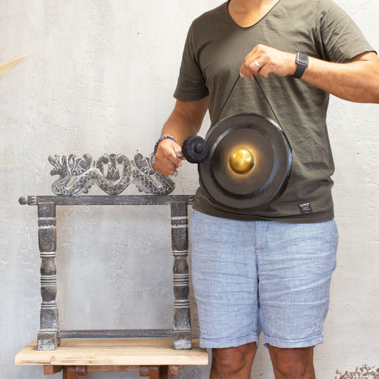 Gong artisanal noir et doré de 25 cm sur support en bois sculpté, fabriqué à la main à Bali – Ozora Création.