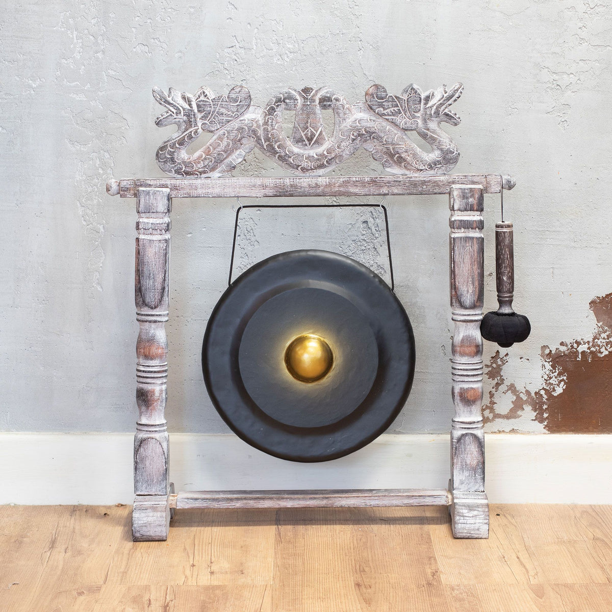 Gong artisanal noir et doré de 35 cm sur support en bois sculpté, fabriqué à la main à Bali – Ozora Création