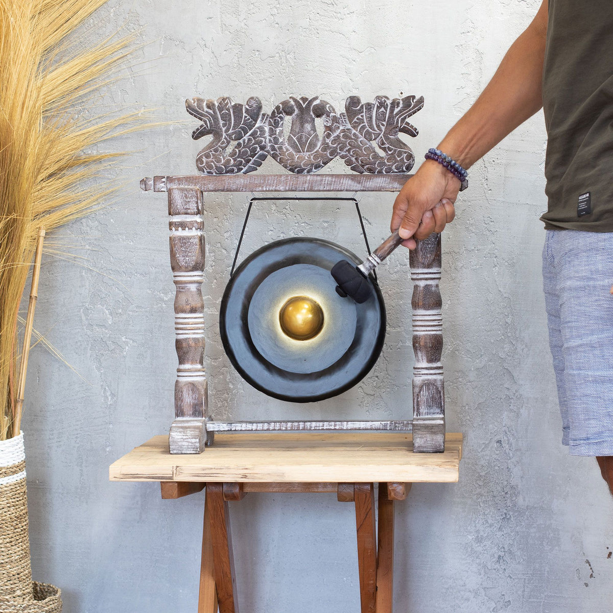 Gong artisanal noir et doré de 25 cm sur support en bois sculpté, fabriqué à la main à Bali – Ozora Création.
