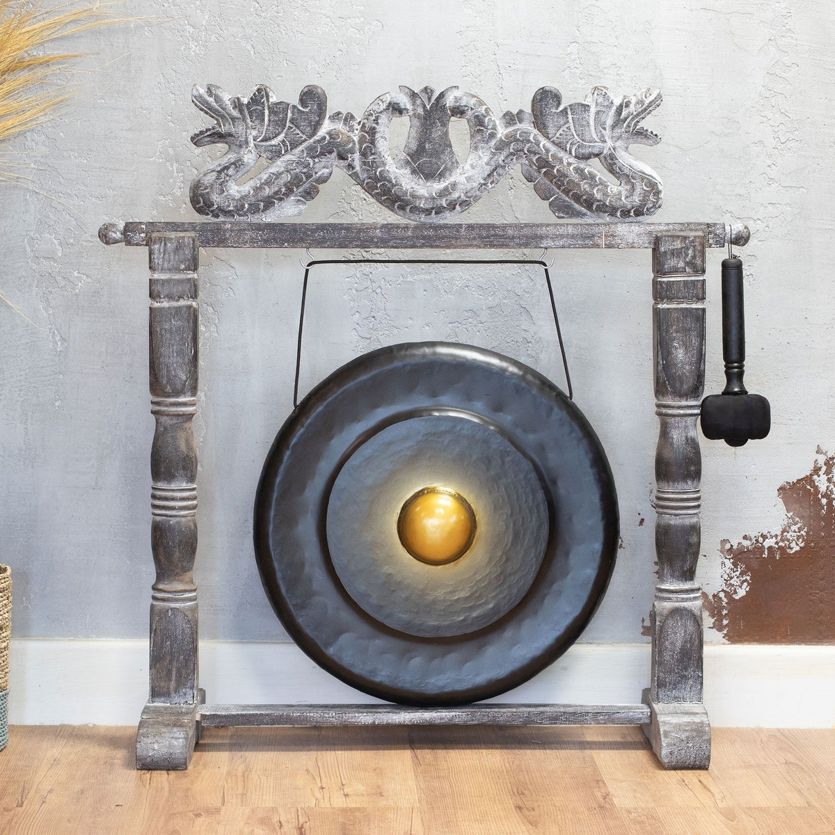 Gong artisanal noir et doré de 50 cm sur support en bois sculpté, fabriqué à la main à Bali – Ozora Création
