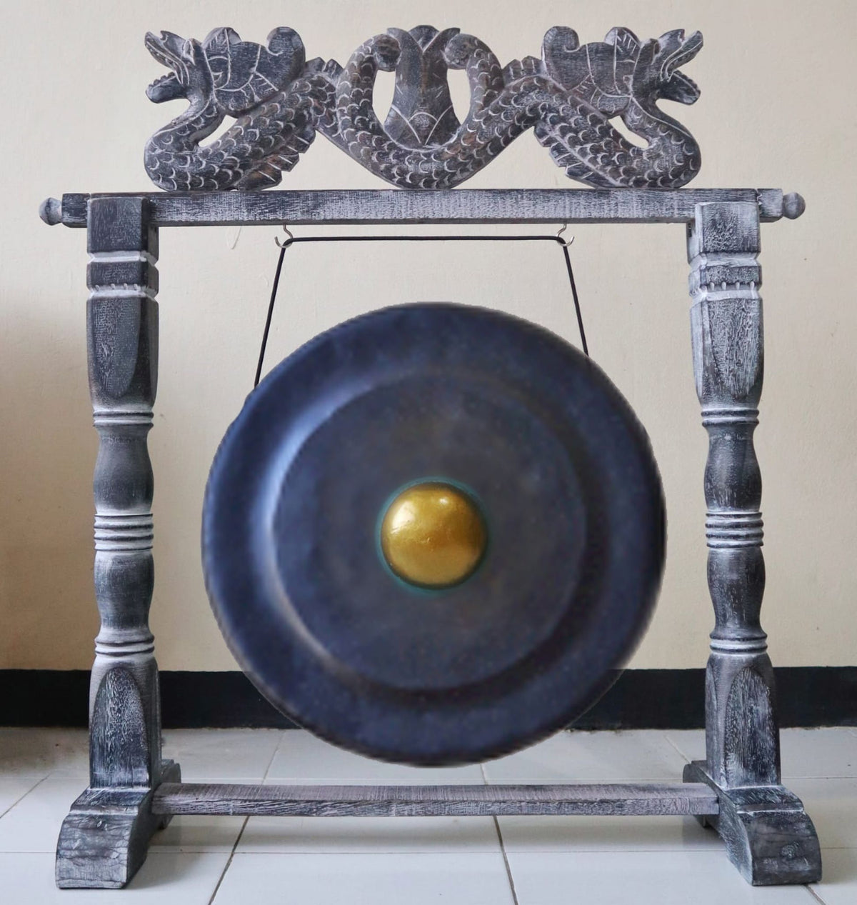 Gong artisanal noir et doré de 50 cm sur support en bois sculpté, fabriqué à la main à Bali – Ozora Création