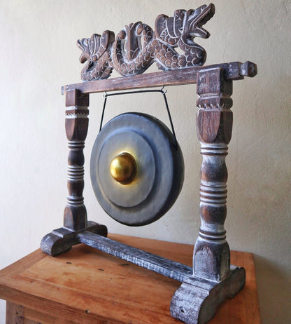 Gong artisanal noir et doré de 25 cm sur support en bois sculpté, fabriqué à la main à Bali – Ozora Création.