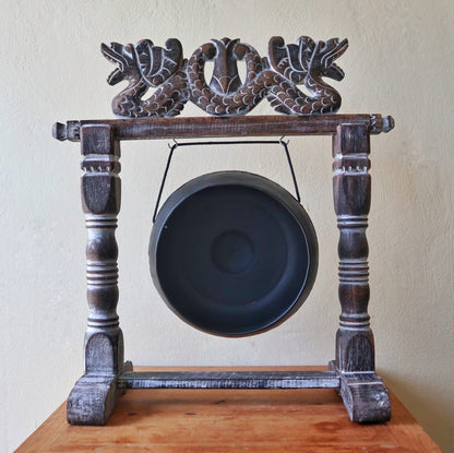 Gong artisanal noir et doré de 25 cm sur support en bois sculpté, fabriqué à la main à Bali – Ozora Création.