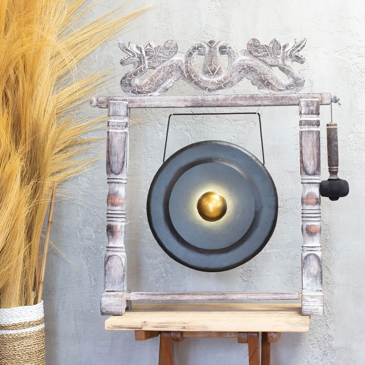 Gong artisanal noir et doré de 35 cm sur support en bois sculpté, fabriqué à la main à Bali – Ozora Création