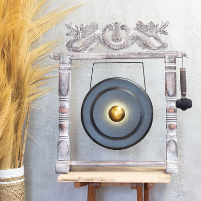 Gong artisanal noir et doré de 35 cm sur support en bois sculpté, fabriqué à la main à Bali – Ozora Création