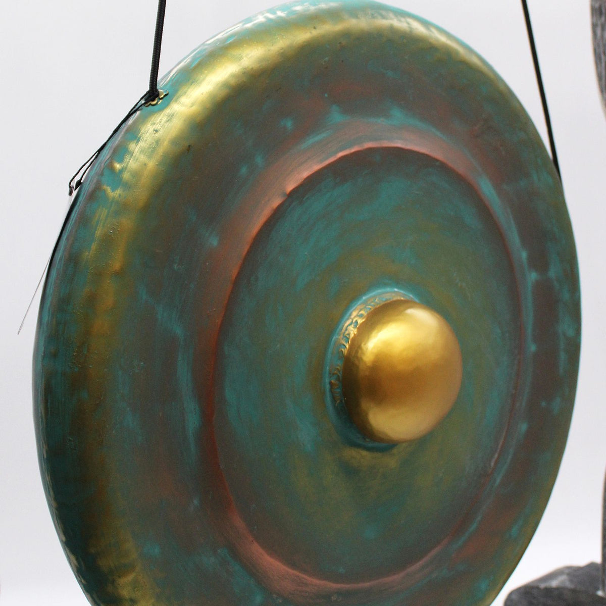 Gong artisanal vert délavé et doré de 50 cm sur support en bois d’Albasia sculpté avec dragons, fabriqué à la main à Bali – Ozora Création
