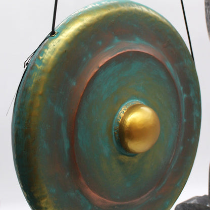 Gong artisanal vert délavé et doré de 50 cm sur support en bois d’Albasia sculpté avec dragons, fabriqué à la main à Bali – Ozora Création