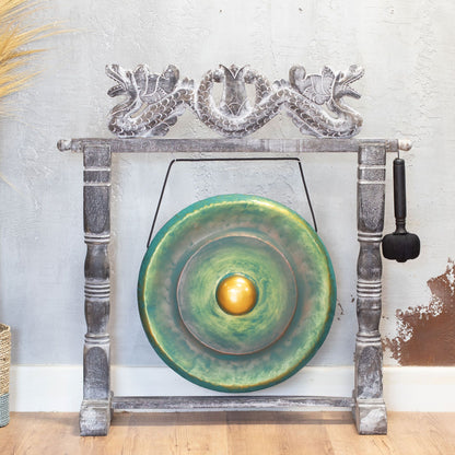 Gong artisanal vert délavé et doré de 50 cm sur support en bois d’Albasia sculpté avec dragons, fabriqué à la main à Bali – Ozora Création