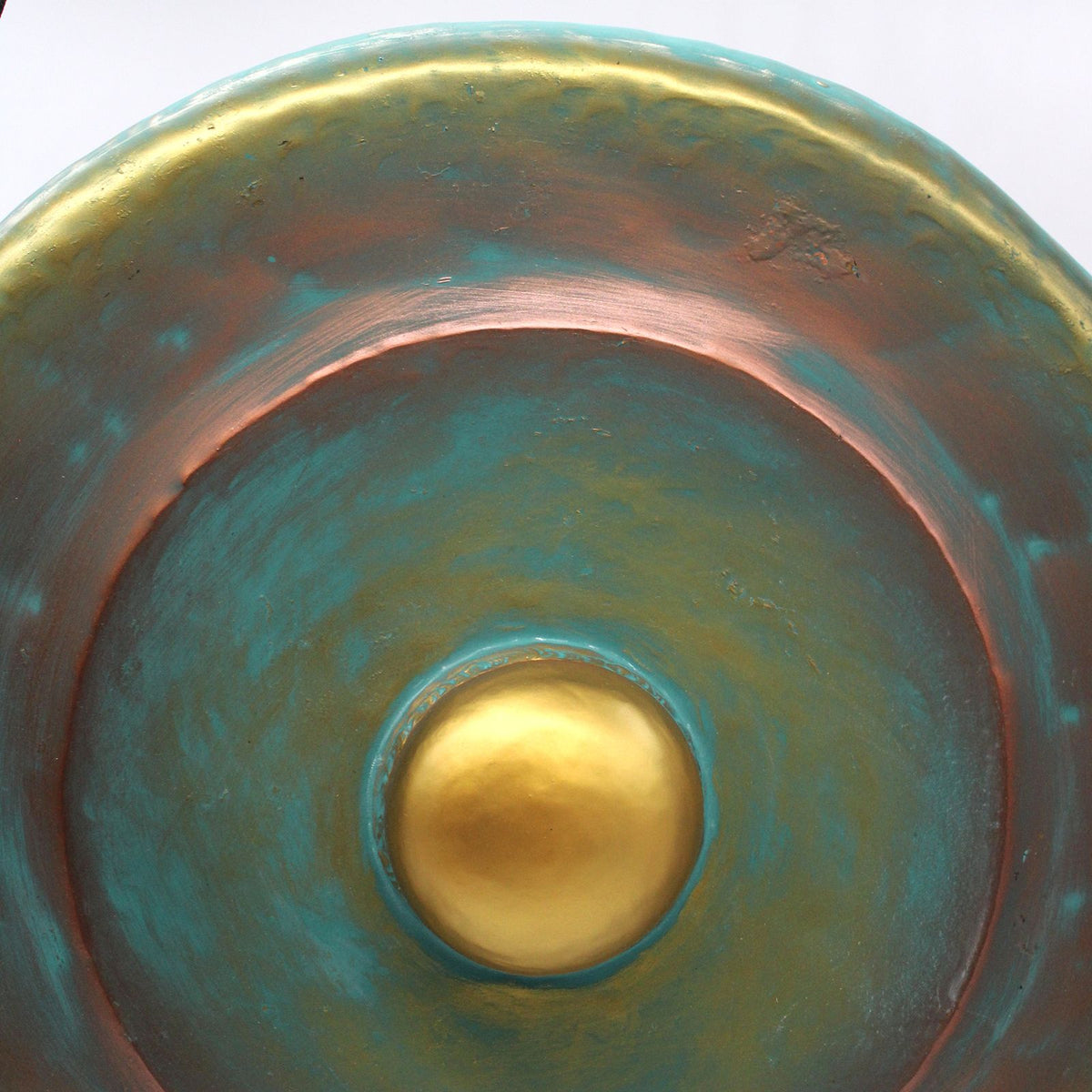 Gong artisanal vert délavé et doré de 50 cm sur support en bois d’Albasia sculpté avec dragons, fabriqué à la main à Bali – Ozora Création