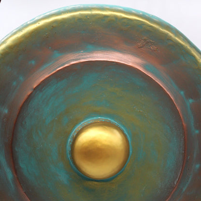 Gong artisanal vert délavé et doré de 50 cm sur support en bois d’Albasia sculpté avec dragons, fabriqué à la main à Bali – Ozora Création