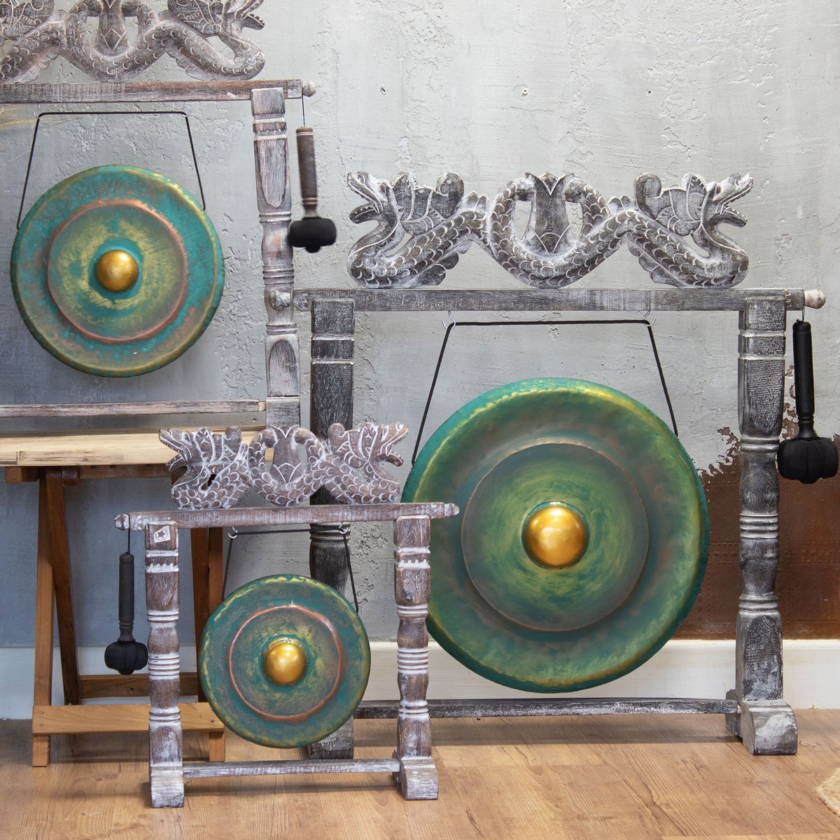 Gong artisanal vert délavé et doré de 50 cm sur support en bois d’Albasia sculpté avec dragons, fabriqué à la main à Bali – Ozora Création