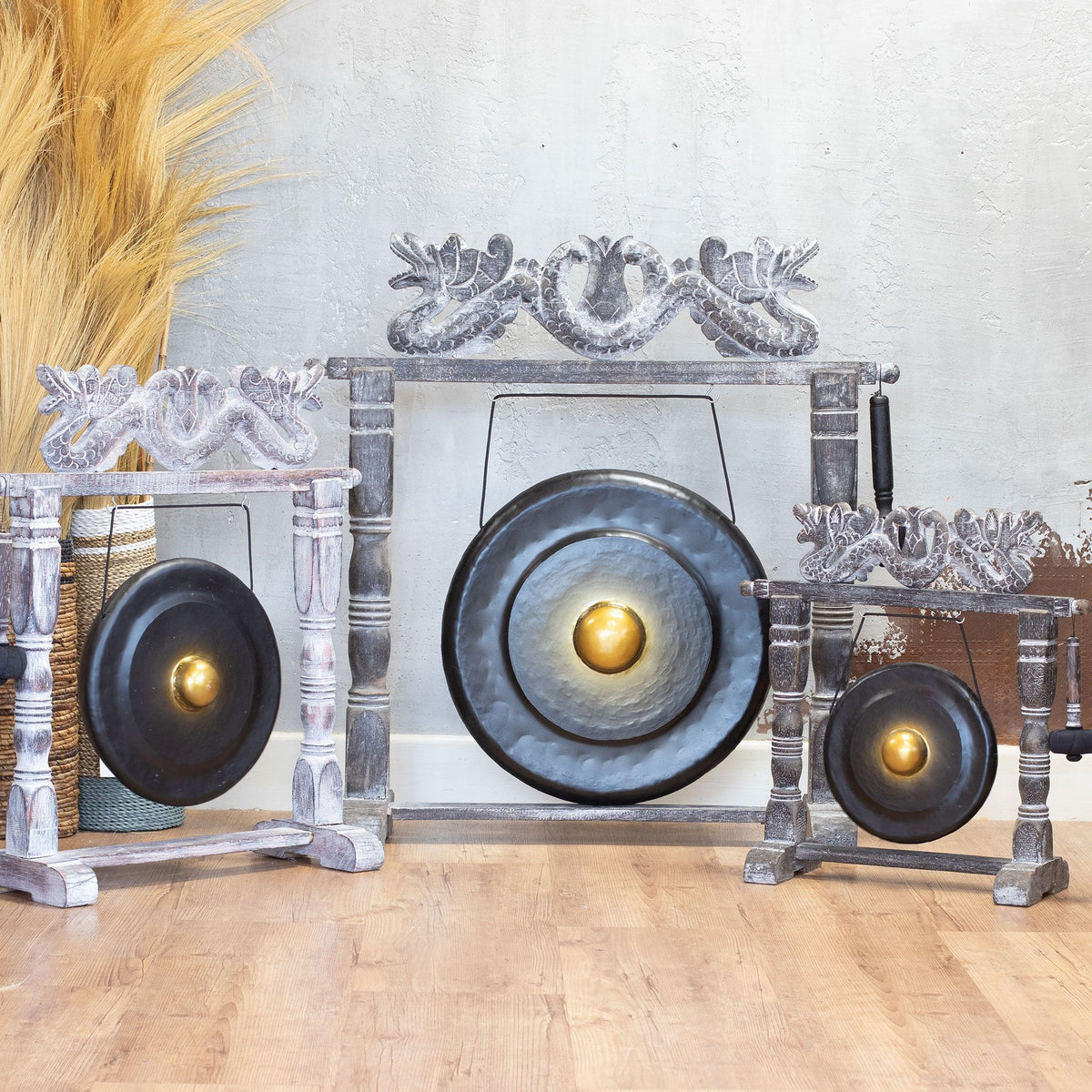 Gongs artisanals noirs et dorés sur support en bois sculpté, fabriqué à la main à Bali – Ozora Création.