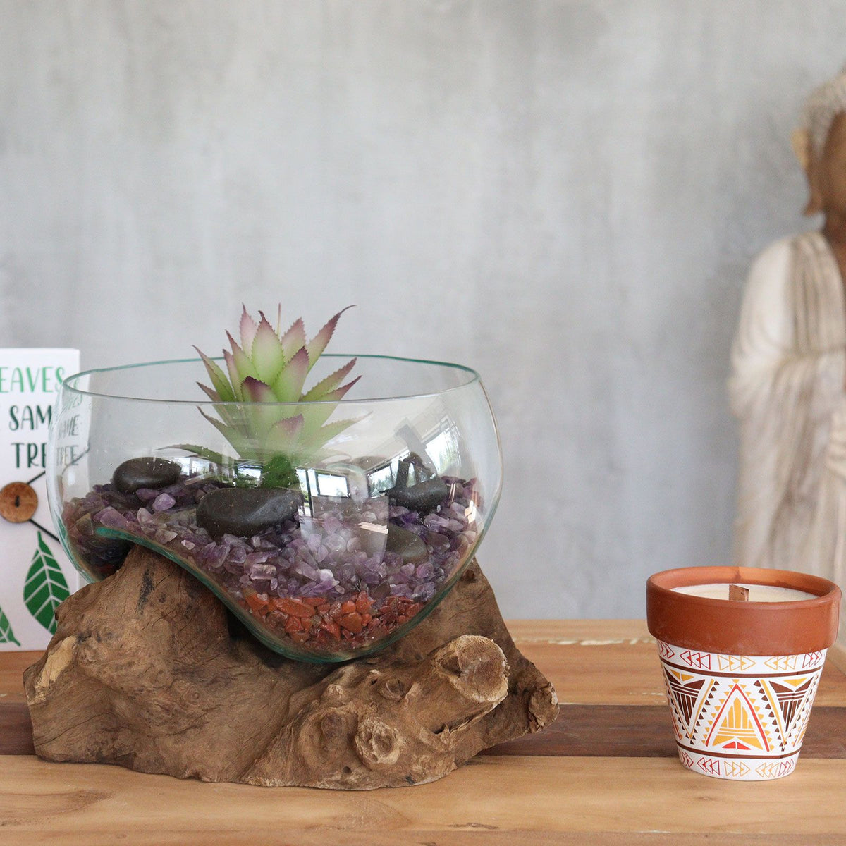 Bougeoir artisanal en bois de Gamal et verre turquoise fondu, un objet décoratif naturel pour une ambiance bohème et chaleureuse. Ozora