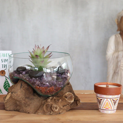 Bougeoir artisanal en bois de Gamal et verre turquoise fondu, un objet décoratif naturel pour une ambiance bohème et chaleureuse. Ozora