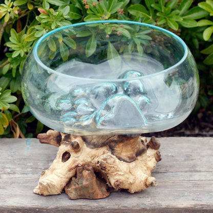 Bougeoir artisanal en bois de Gamal et verre turquoise fondu, un objet décoratif naturel pour une ambiance bohème et chaleureuse. Ozora