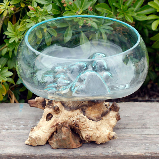 Bougeoir artisanal en bois de Gamal et verre turquoise fondu, un objet décoratif naturel pour une ambiance bohème et chaleureuse. Ozora
