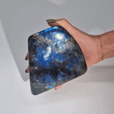 Grande Labradorite de Madagascar – Pierre Polie Naturelle 900 à 1100 g (100 à 170 mm) Ozora
