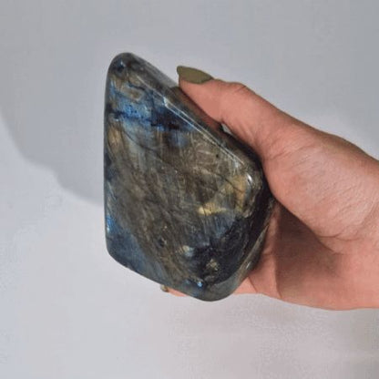 Labradorite naturelle de Madagascar. Pesant entre 635 et 750 grammes et mesurant 80 à 110 mm, chaque Labradorite est une pièce unique, façonnée par la nature. Ozora