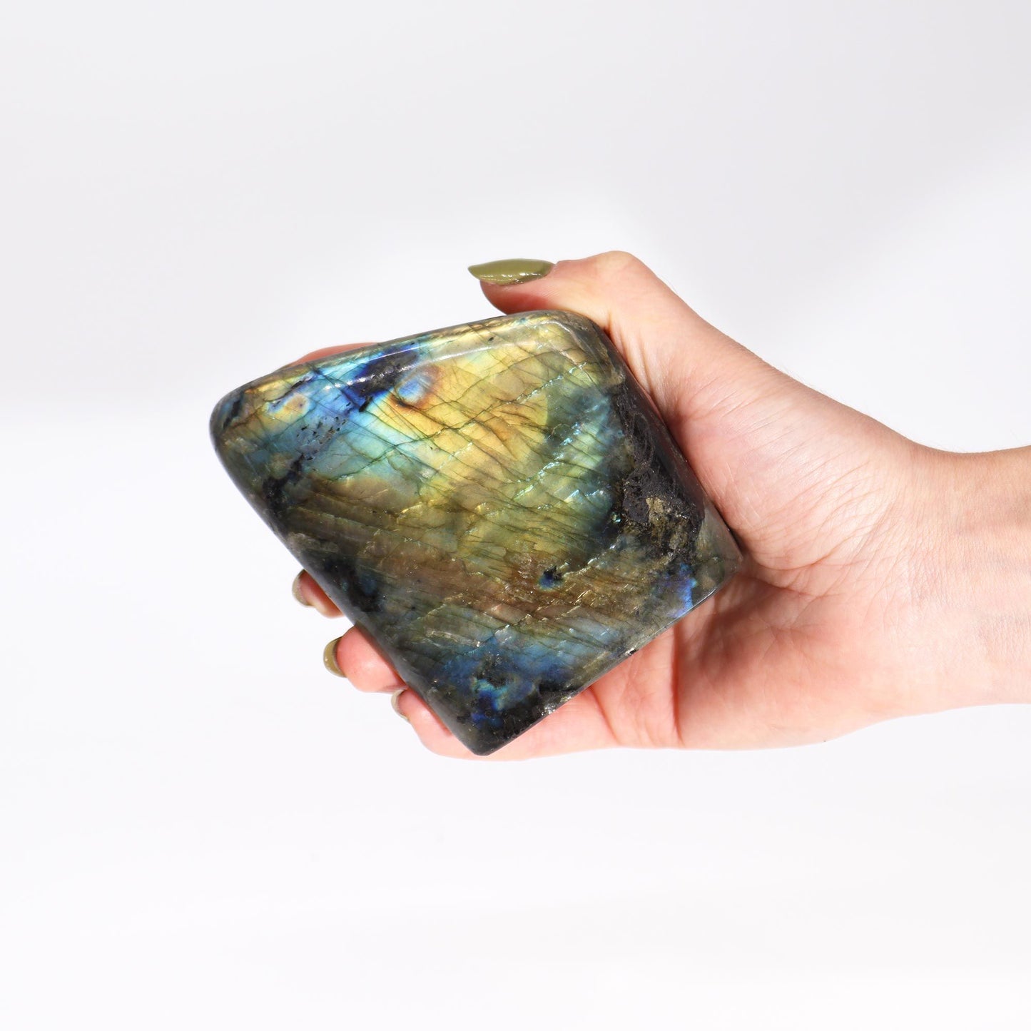 Labradorite naturelle de Madagascar. Pesant entre 635 et 750 grammes et mesurant 80 à 110 mm, chaque Labradorite est une pièce unique, façonnée par la nature. Ozora