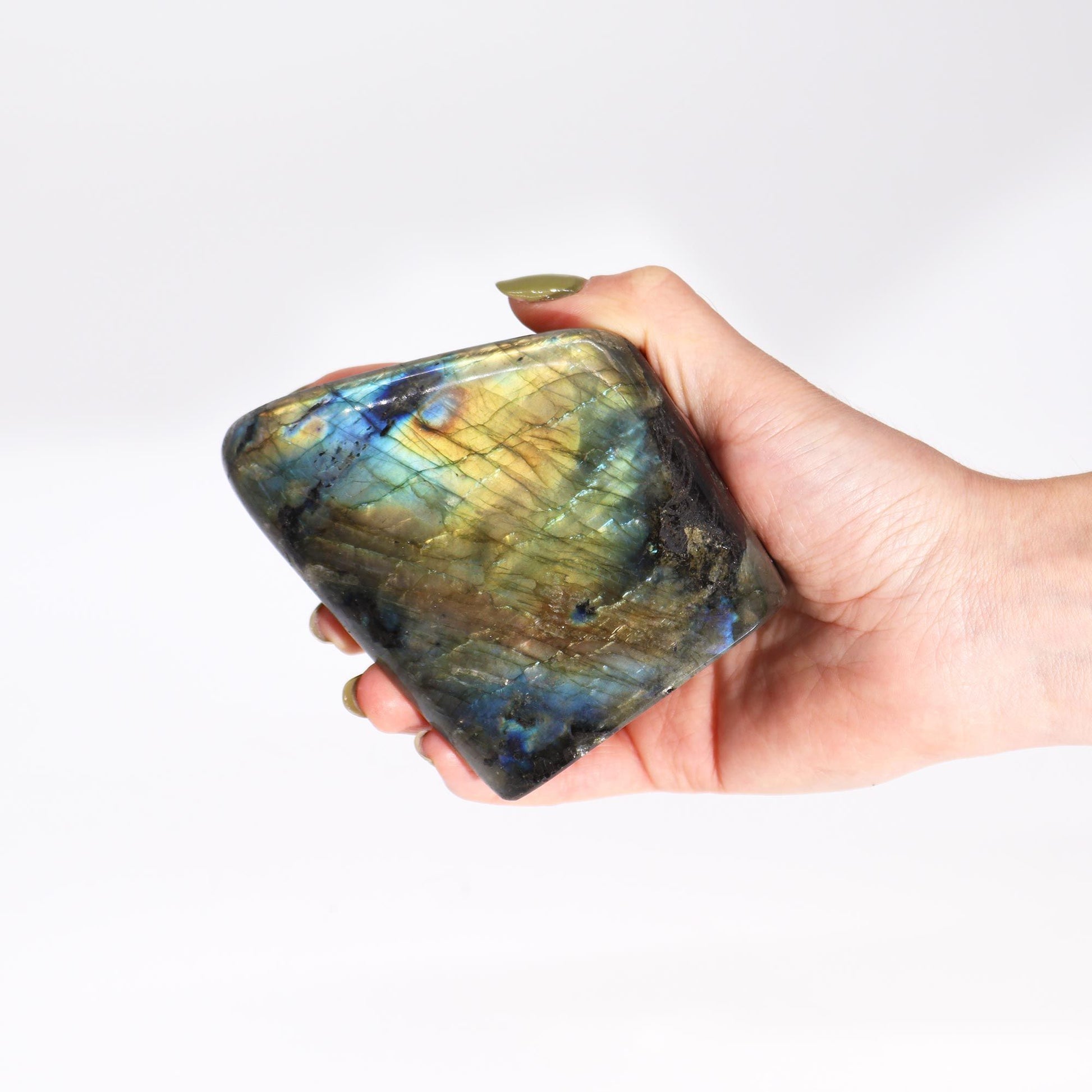 Labradorite naturelle de Madagascar. Pesant entre 635 et 750 grammes et mesurant 80 à 110 mm, chaque Labradorite est une pièce unique, façonnée par la nature. Ozora