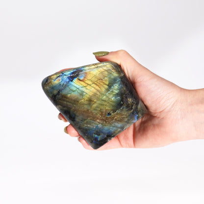 Labradorite naturelle de Madagascar. Pesant entre 635 et 750 grammes et mesurant 80 à 110 mm, chaque Labradorite est une pièce unique, façonnée par la nature. Ozora
