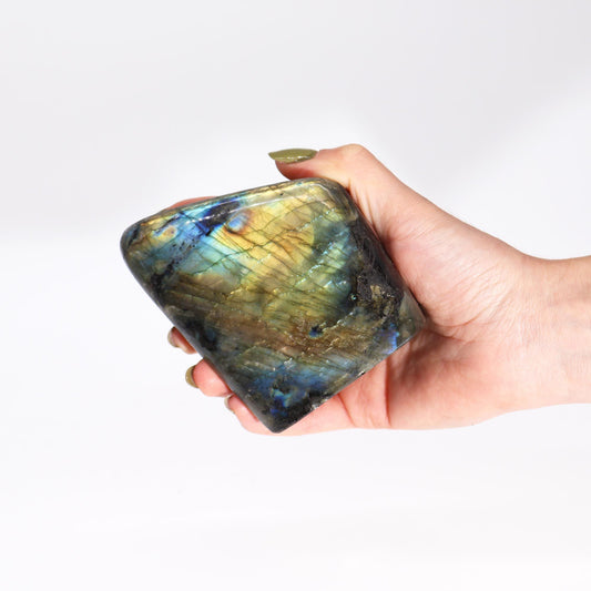 Labradorite naturelle de Madagascar. Pesant entre 635 et 750 grammes et mesurant 80 à 110 mm, chaque Labradorite est une pièce unique, façonnée par la nature. Ozora