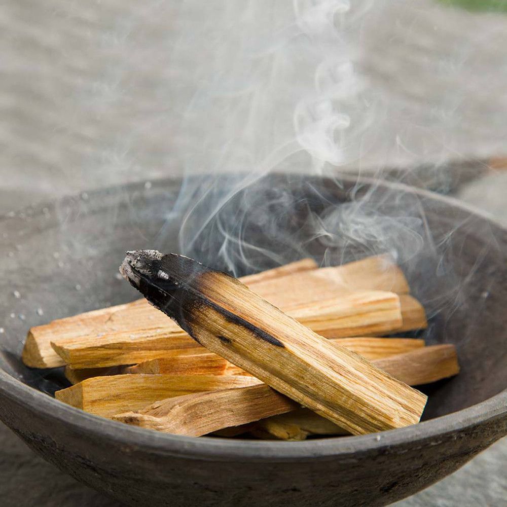 Apporte une énergie de paix et de sérénité à ton intérieur grâce à ces bâtons de Palo Santo, 5 à 8 bâtons  pesant 50 g le lot. Ozora