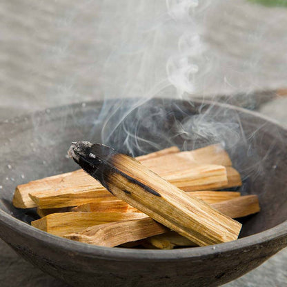 Apporte une énergie de paix et de sérénité à ton intérieur grâce à ces bâtons de Palo Santo, 5 à 8 bâtons  pesant 50 g le lot. Ozora