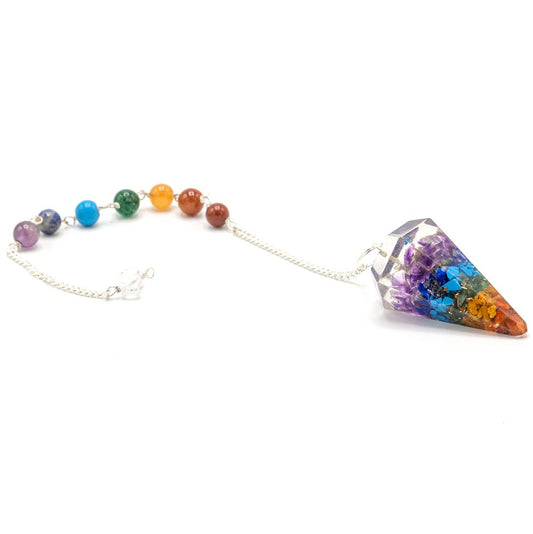 Pendule en forme de pointe réalisé en orgonite, il présente de jolies nuances colorées inspirées des sept chakras. Ozora