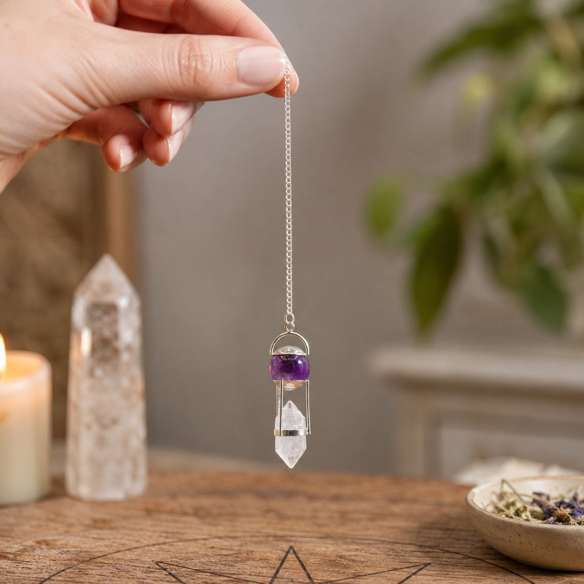 Ce pendule en améthyste polie est associé à une pointe double en cristal de roche sur une chaine en finition Argent. Ozora