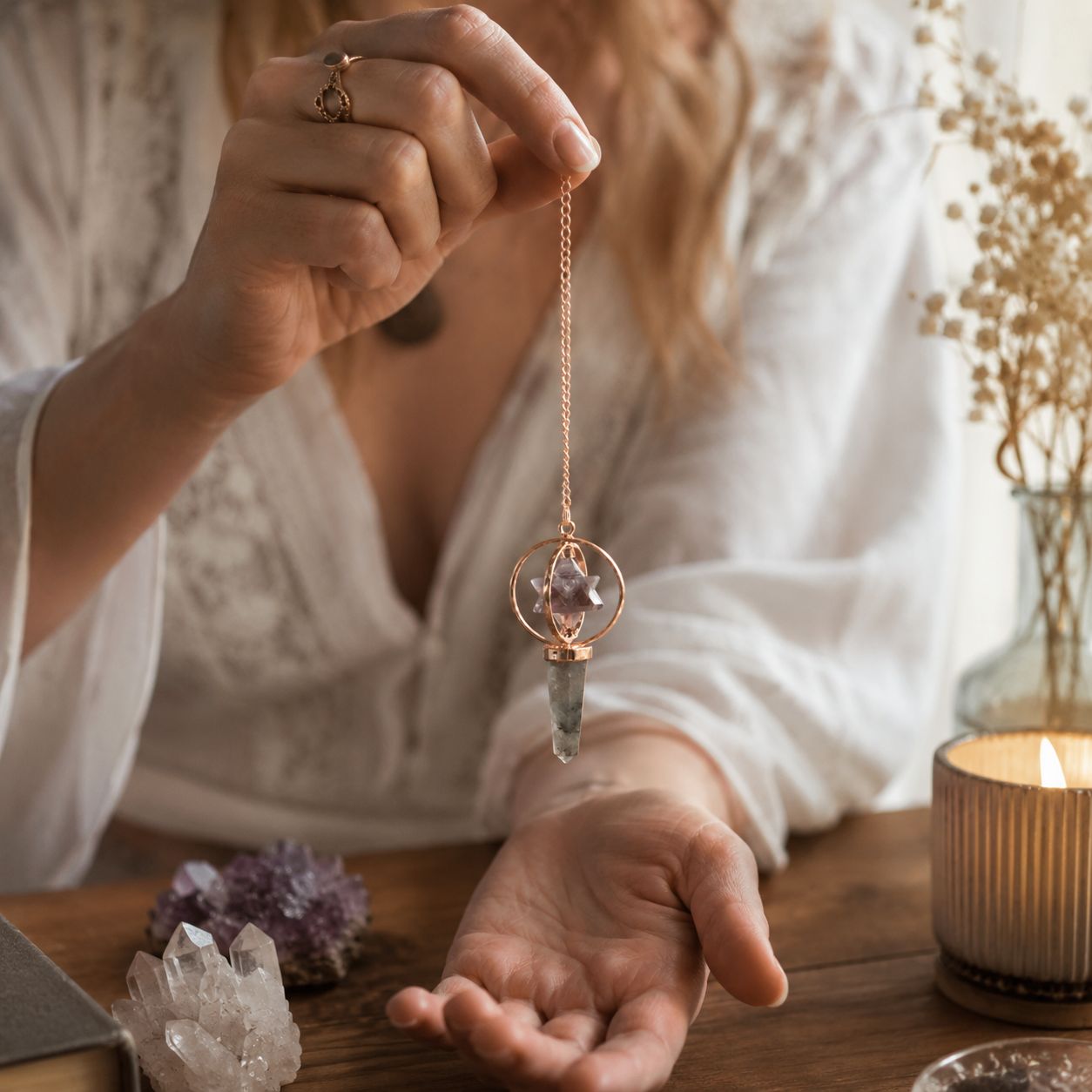 Pendule Merkaba en améthyste et labradorite avec structure en cuivre. Un pendule divinatoire élégant pour la radiesthésie, la méditation et les pratiques énergétiques.