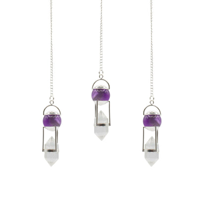 Ce pendule en améthyste polie est associé à une pointe double en cristal de roche sur une chaine en finition Argent. Ozora