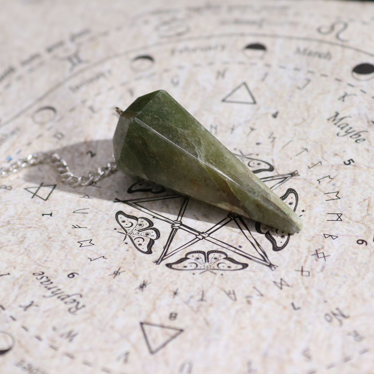 Encens Golden Oud avec pendule en aventurine pour rituel de prospérité. Ozora