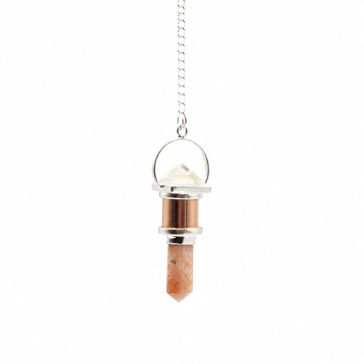 Pendule original au design raffiné, qui associe la chaleur du cuivre à la transparence lumineuse du cristal de roche et aux nuances chaleureuses de la pierre de soleil. Ozora