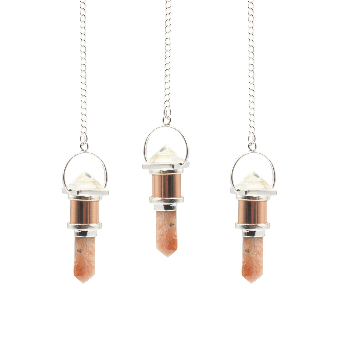 Pendule original au design raffiné, qui associe la chaleur du cuivre à la transparence lumineuse du cristal de roche et aux nuances chaleureuses de la pierre de soleil. Ozora