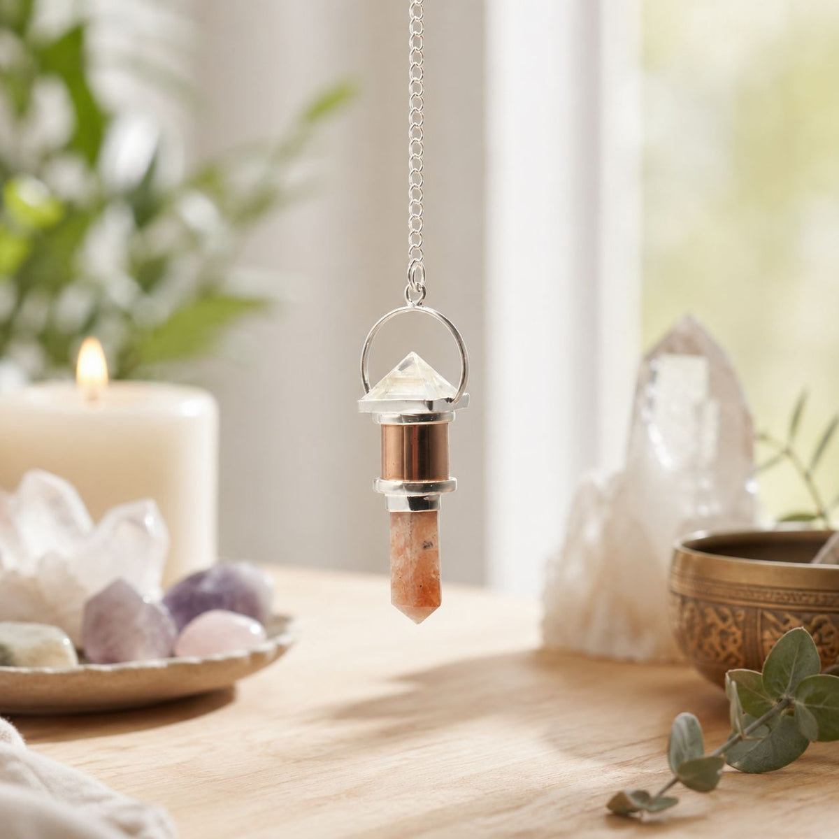Pendule original au design raffiné, qui associe la chaleur du cuivre à la transparence lumineuse du cristal de roche et aux nuances chaleureuses de la pierre de soleil. Ozora