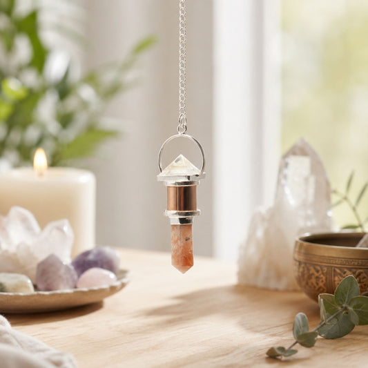 Pendule original au design raffiné, qui associe la chaleur du cuivre à la transparence lumineuse du cristal de roche et aux nuances chaleureuses de la pierre de soleil. Ozora