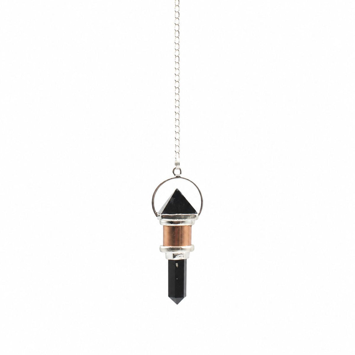 Pendule en obsidienne noire, sublimé par des détails couleur cuivre qui lui donnent un caractère à la fois mystérieux, élégant et original. Ozora