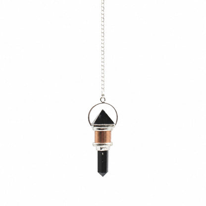 Pendule en obsidienne noire, sublimé par des détails couleur cuivre qui lui donnent un caractère à la fois mystérieux, élégant et original. Ozora