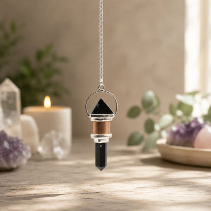 Pendule en obsidienne noire, sublimé par des détails couleur cuivre qui lui donnent un caractère à la fois mystérieux, élégant et original. Ozora