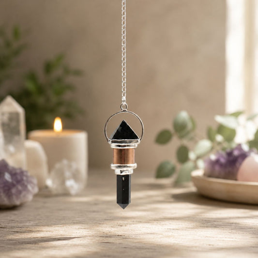 Pendule en obsidienne noire, sublimé par des détails couleur cuivre qui lui donnent un caractère à la fois mystérieux, élégant et original. Ozora