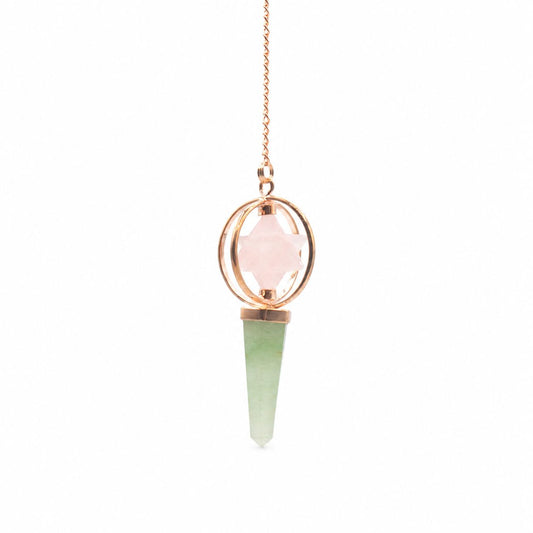 Pendule en quartz rose et aventurine verte avec structure en cuivre. Un pendule pour la radiesthésie, la méditation et les pratiques énergétiques. Ozora