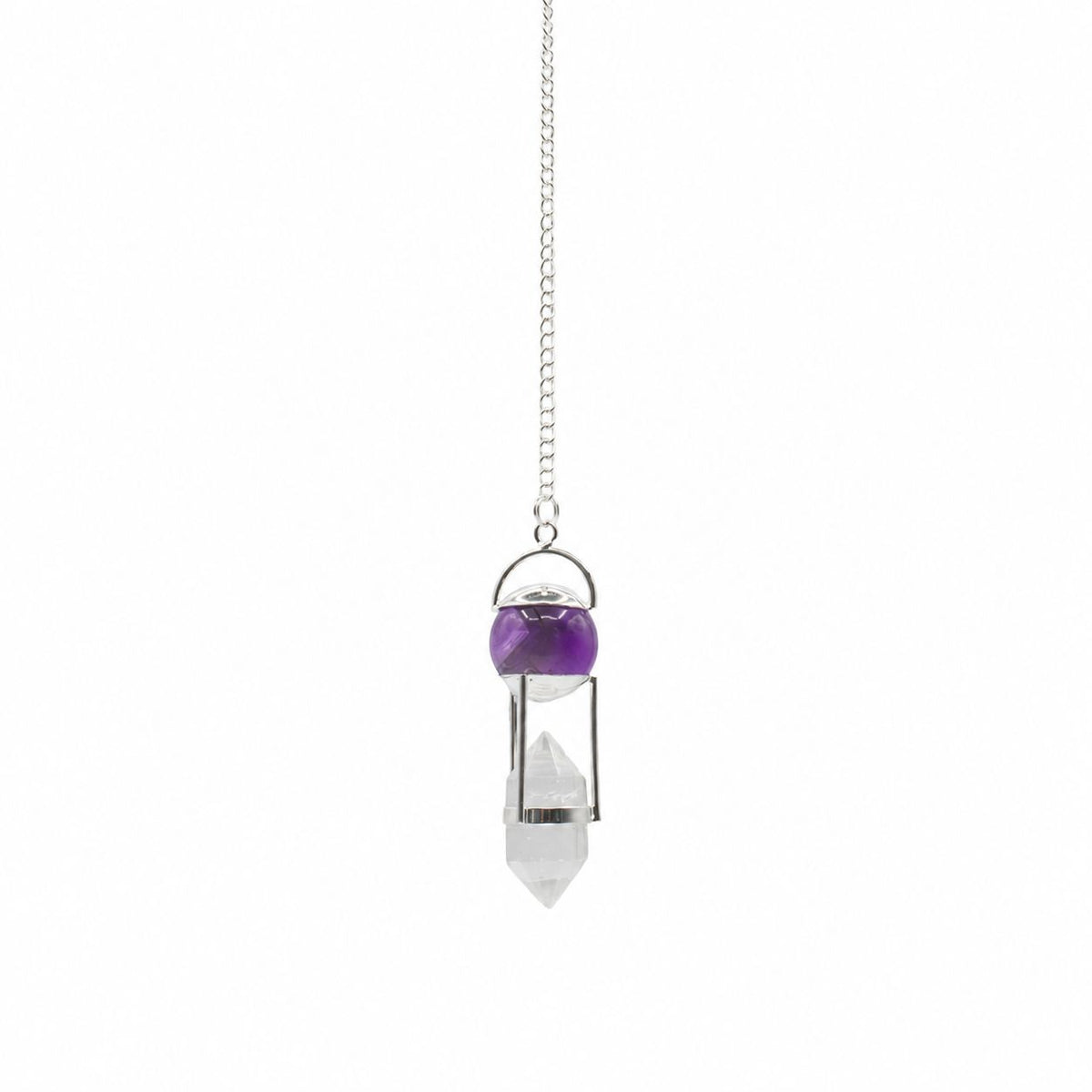 Ce pendule en améthyste polie est associé à une pointe double en cristal de roche sur une chaine en finition Argent. Ozora