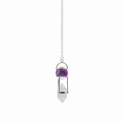 Ce pendule en améthyste polie est associé à une pointe double en cristal de roche sur une chaine en finition Argent. Ozora