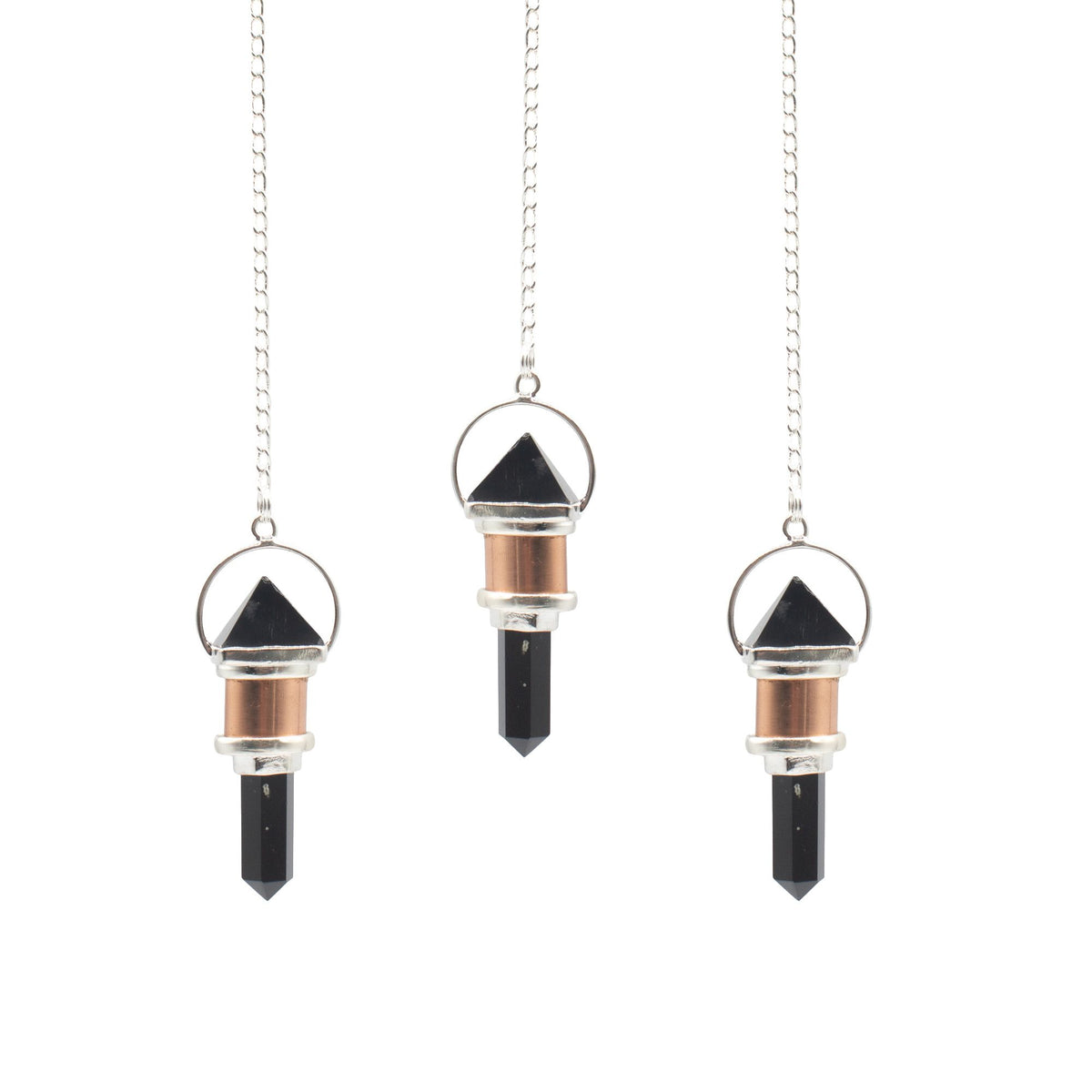 Pendule en obsidienne noire, sublimé par des détails couleur cuivre qui lui donnent un caractère à la fois mystérieux, élégant et original. Ozora