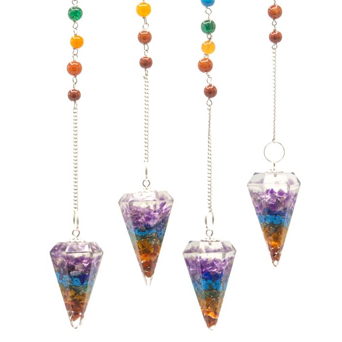 Pendule en forme de pointe réalisé en orgonite, il présente de jolies nuances colorées inspirées des sept chakras. Ozora